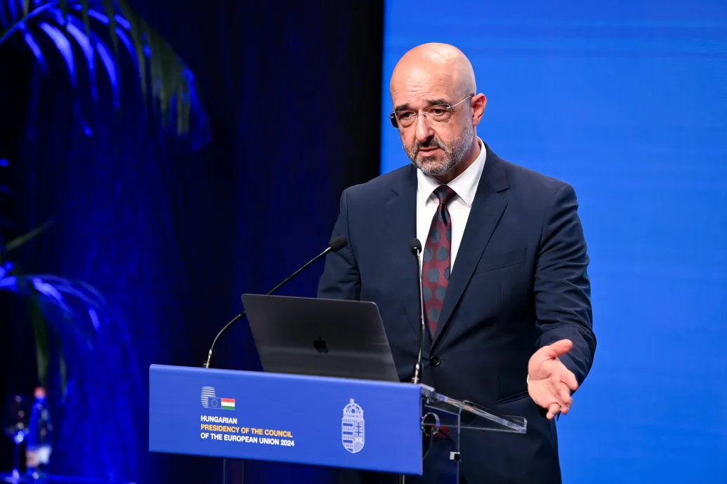 Trump szlogenjére rímelő jelmondattal veszi át a magyar kormány az EU tanácsi elnökséget