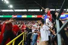 Összeverekedett a török és grúz szurkolótábor a stadionban az Eb-meccs előtt