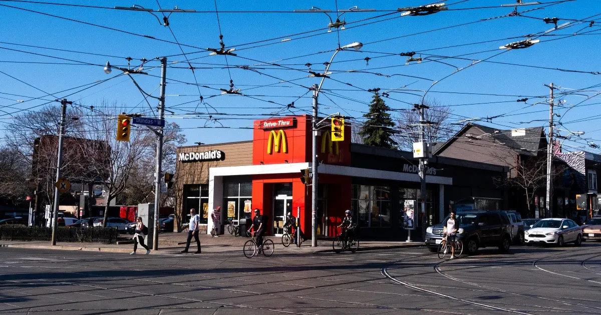A baconnel szórt fagyi már a McDonald'snak is sok volt, elmeszelik az MI-teszteket
