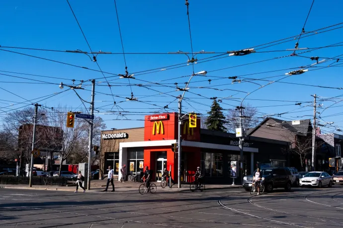 A baconnel szórt fagyi már a McDonald'snak is sok volt, elmeszelik az MI-teszteket