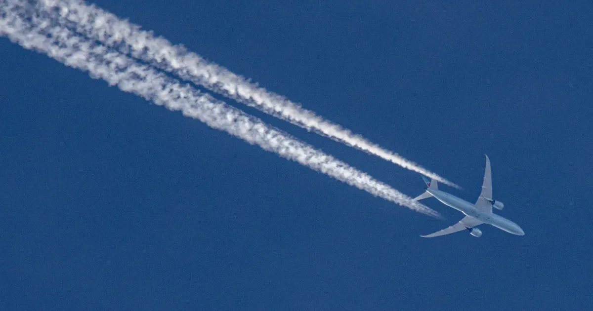 Eljöhet a chemtrail-hívők mohácsa: kondenzcsökkentő üzemanyagot tesztelnek