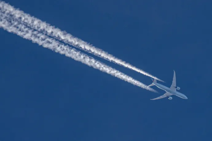 Eljöhet a chemtrail-hívők mohácsa: kondenzcsökkentő üzemanyagot tesztelnek