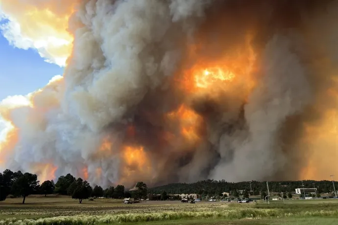 Két erdőtűz ejtett csapdába egy települést Új-Mexikóban