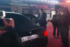 Versengve udvariaskodott egymással Putyin és Kim Dzsongun az orosz elnök limuzinjánál