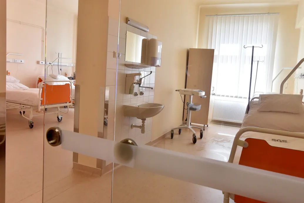 Lassul, de így is havonta 12-13 milliárddal nő a kórházak tartozása