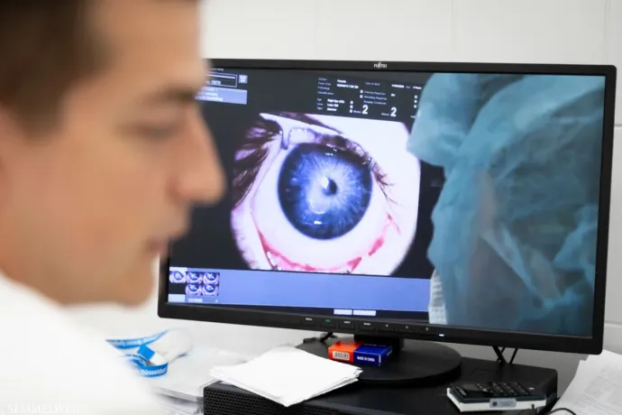 Lábszárból kivett 15 centis idegszállal mentették meg egy beteg látását a Semmelweis Egyetem sebészei