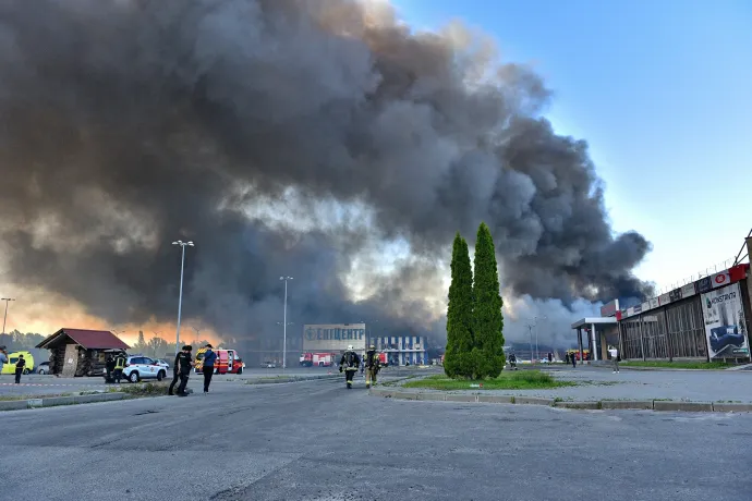 Füst száll fel egy, az orosz támadásokban kigyulladt épülő hipermarketből Harkivban 2024. május 25-én – Fotó: Kharkiv Reg. Mil. Administration / Anadolu Agency / AFP