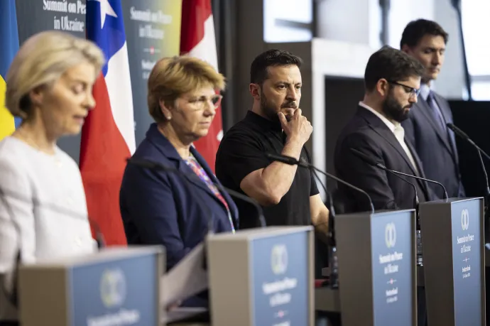 Ursula von der Leyen, az Európai Bizottság elnöke, Viola Amherd svájci, Volodimir Zelenszkij ukrán, Gabriel Boric chilei elnök és Justin Trudeau kanadai miniszterelnök az ukrajnai békekonferencia végén tartott sajtóértekezleten a csúcs második napján, 2024. június 16-án – Fotó: Michael Buholzer / AFP