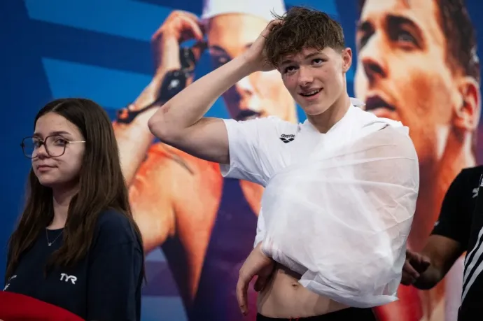 Örömében akkorát csapott a vízre, hogy kificamította a vállát a francia úszó