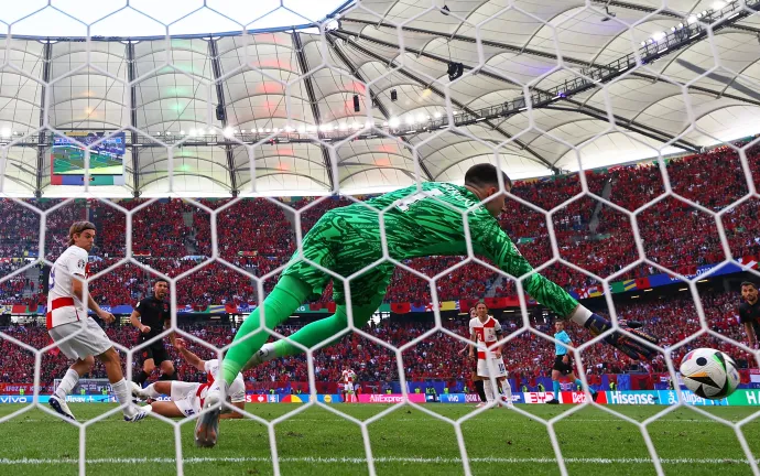 Klaus Gjasula gólt szerez – Fotó: Fabian Bimmer / Reuters