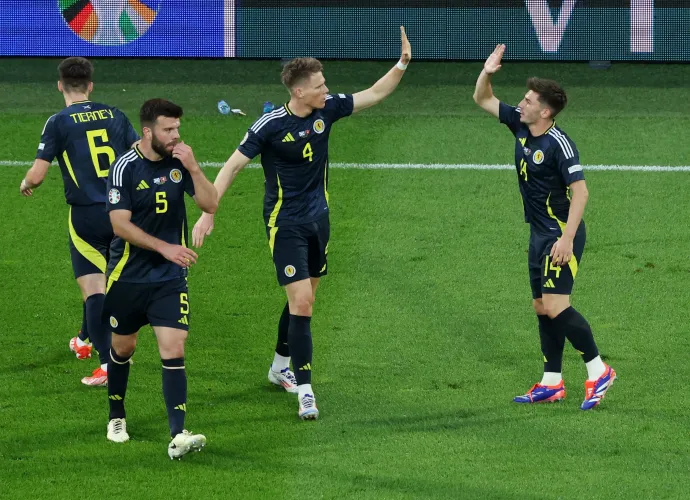 Skót ünneplés az első gól után – Fotó: Thilo Schmuelgen / Reuters