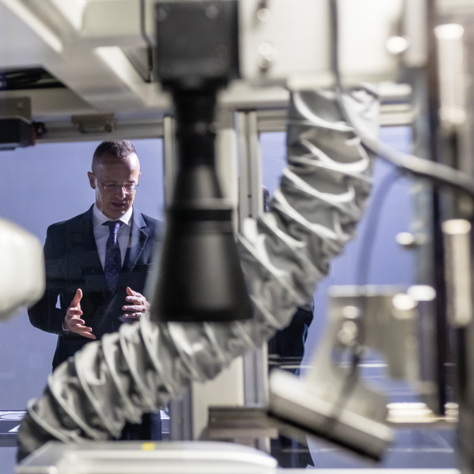 Háromszázezer dolgozó hiányozhat addigra, ameddig a kormány szerint plusz 500 ezernek kéne munkába állnia