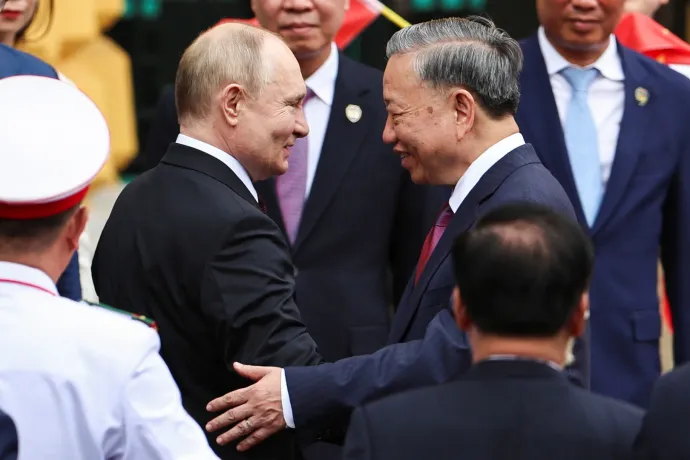 Putyin megérkezett Vietnám fővárosába, ahova tavaly még Joe Biden is ellátogatott
