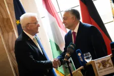 Orbán rózsaszín nyakkendőjéről cikkezett a stuttgarti sajtó