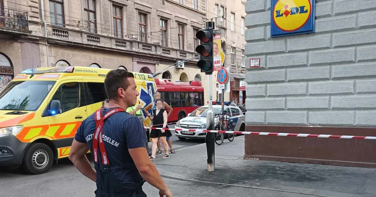 Lángcsóva, csattanás, villanás – nem a jelzőlámpa robbant fel, a föld alatti vezetéket vizsgálja az EON