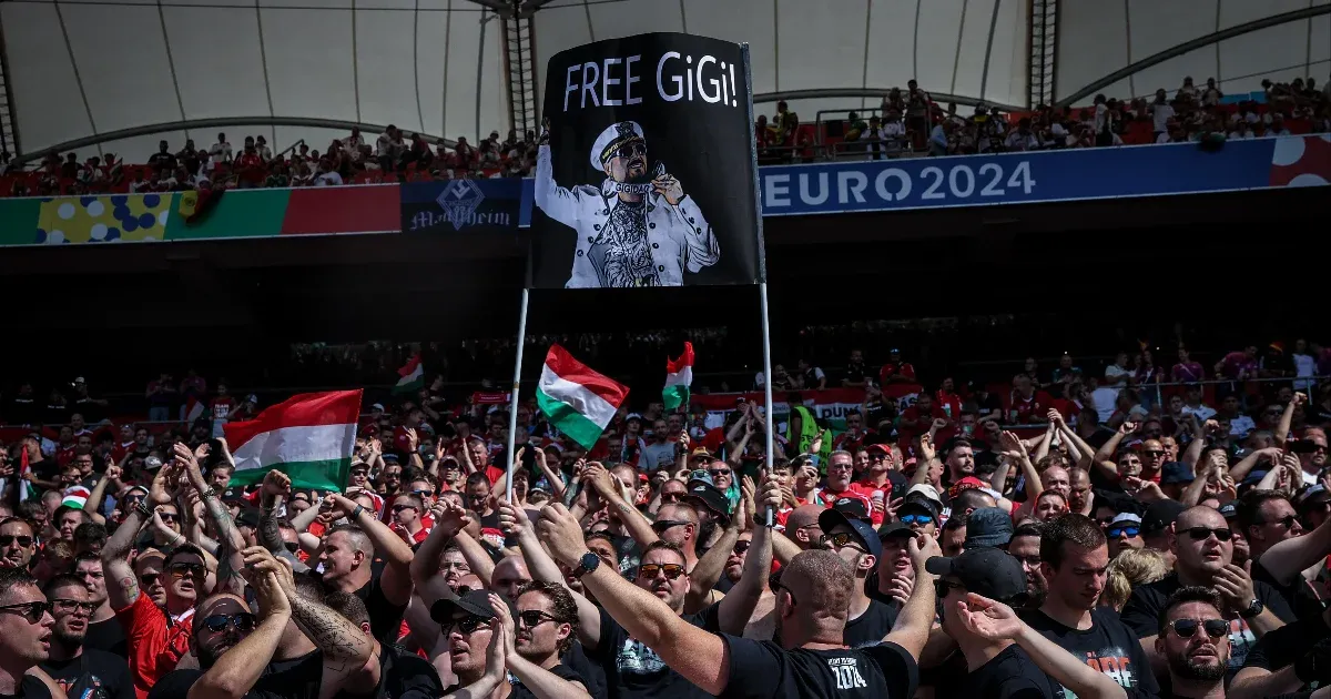 Gigi d'Agostinót éltették a magyar ultrák Stuttgartban, csak mert a szélsőjobboldal kisajátította technohimnuszát