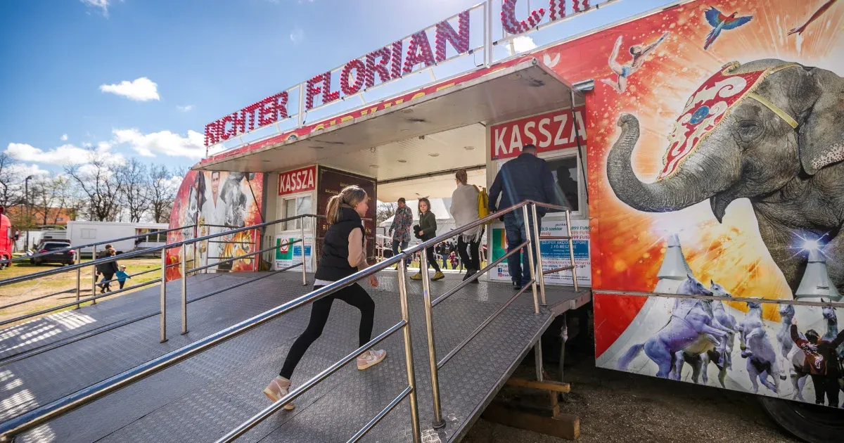 Megszólalt a családapa, akinek a fejére dőlt a vasrúd a soproni cirkuszban