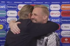 Örökre emlékezetes interjút készített Peter Schmeichel a fiával