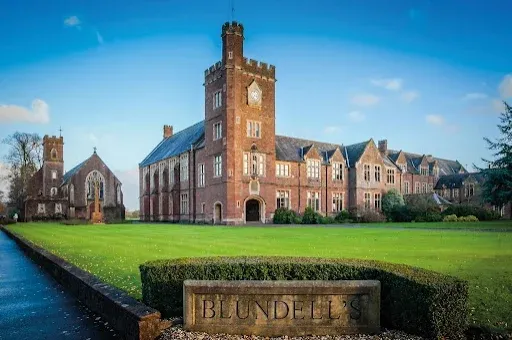 „Alva járt”- ezzel védekezett az a brit tinédzser, aki kalapáccsal támadt rá diáktársaira és az iskolai gondnokra