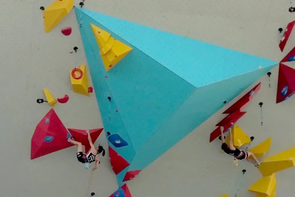 Gatyarohasztó melegben bámulták ezren, ahogy lógnak a falon