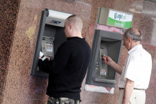 A magasabb fizetéseket már nem emelik annyira, mint az alacsonyabbakat