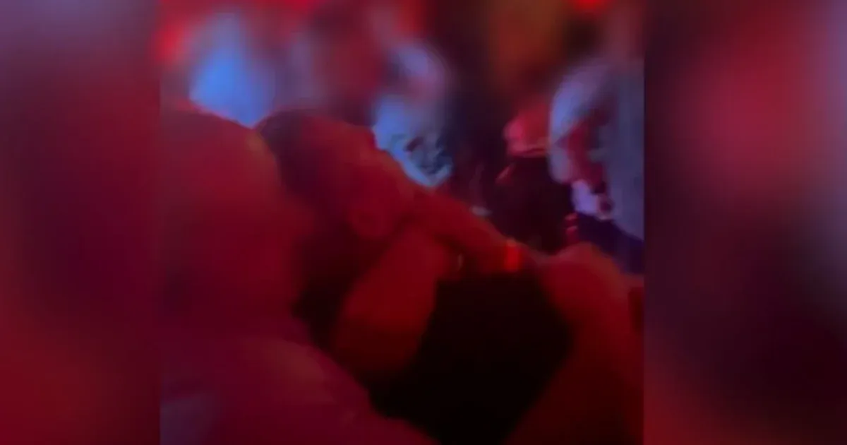 Videón, ahogy biztonságiak egy erősen Magyar Péterre hasonlító férfit vezetnek ki nyakánál fogva egy szórakozóhelyről