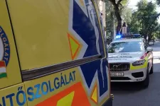35 percig egy tűzforró autóba volt zárva két kisfiú Budapesten, kórházba szállították őket