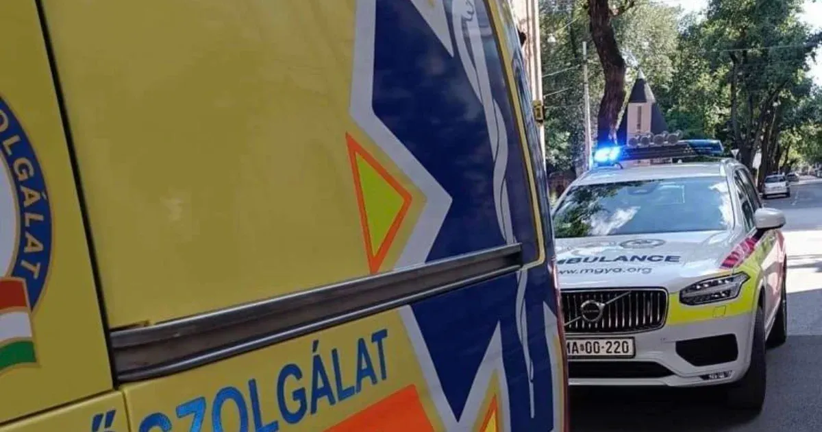 35 percig egy tűzforró autóba volt zárva két kisfiú Budapesten, kórházba szállították őket