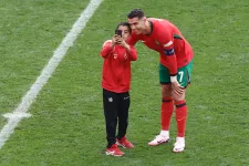 A pályára berohanó, szelfiző gyerekek miatt többször is állt a portugál–török meccs