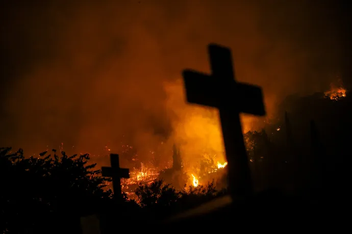 Jachtról kilőtt tűzijátékban lett oda a görög Ídra szigetének egyetlen fenyőerdője