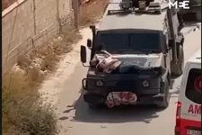 Motorháztetőre kötözött palesztin sebesülttel gurultak a kórházba izraeli katonák egy palesztin városon át