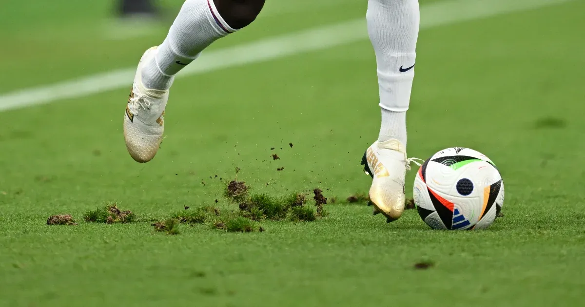 “Es como conducir en invierno con neumáticos de verano”: los alemanes temen el césped del estadio de Frankfurt