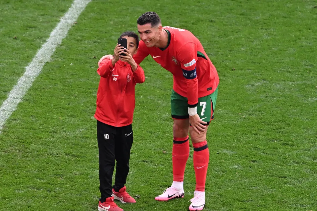 „Hirtelen ott volt a cserepad fölötti tetőn” – a Ronaldóval szelfiző gyerek apja nem tudott már közbelépni