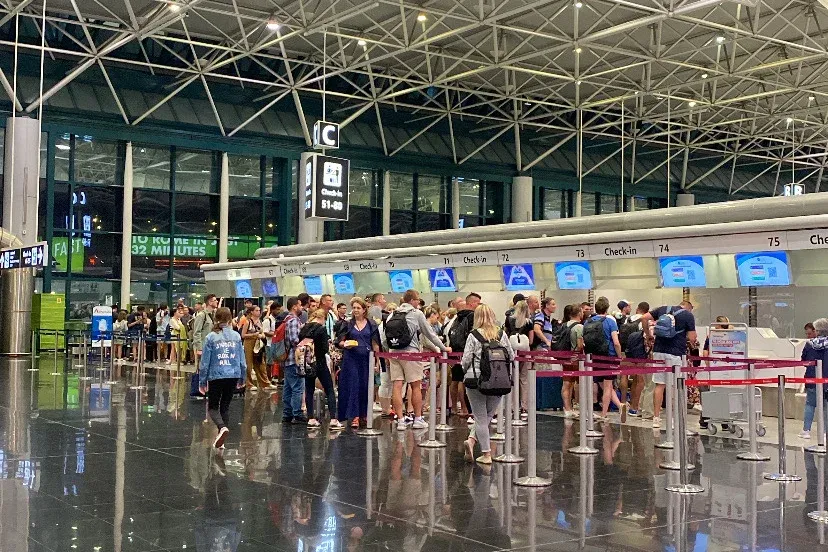 A kapunál közölték velük, hogy beteg a pilóta, és csak másnap fognak tudni hazajutni Rómából