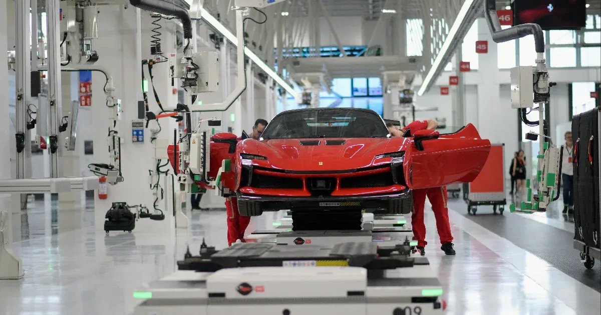 Jövőre jön a Ferrari első villanyautója, öt Porsche Taycan árát kérik majd érte