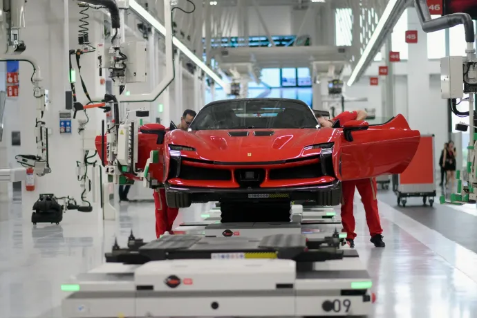 Jövőre jön a Ferrari első villanyautója, öt Porsche Taycan árát kérik majd érte