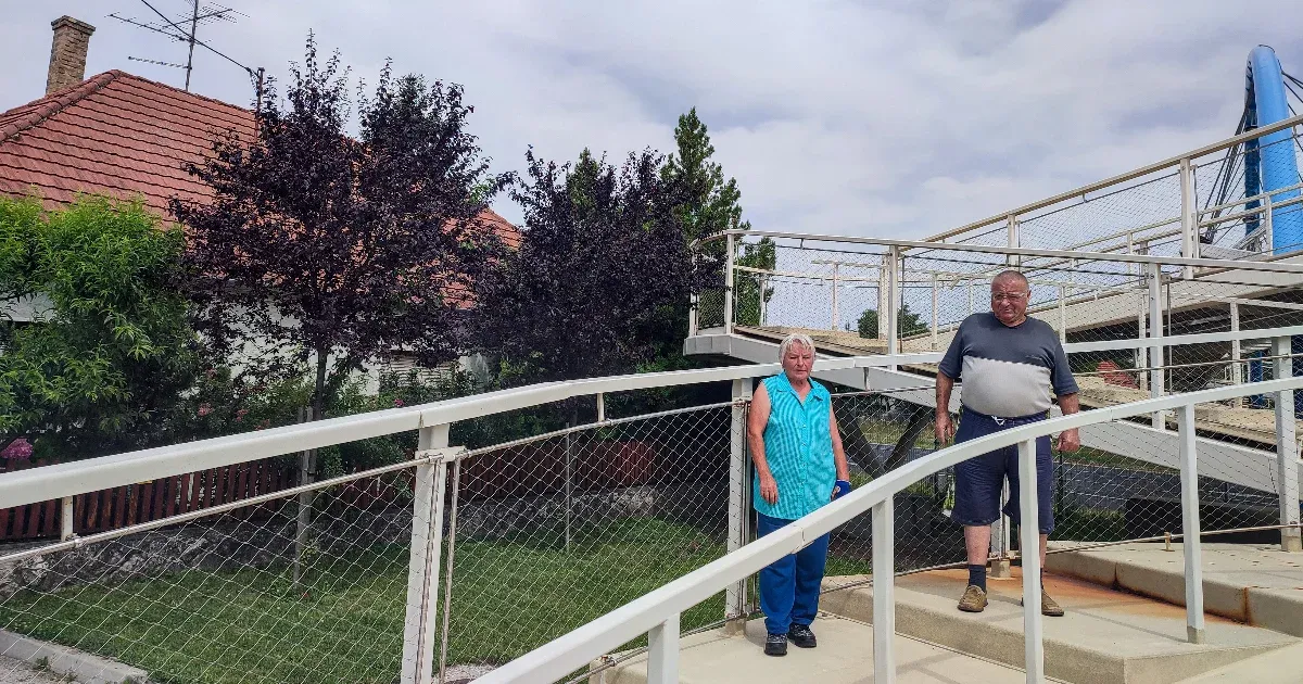Győr városa gyalogos-felüljárót húzott a kertjük fölé, de kártalanításról nem akar egyezkedni