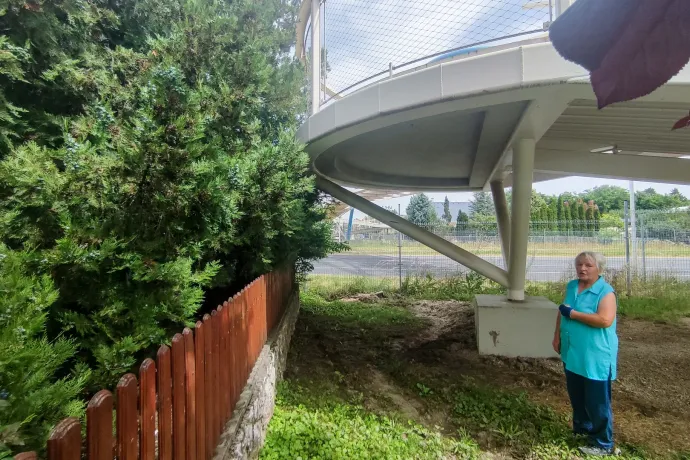 Győr városa gyalogos-felüljárót húzott a kertjük fölé, de kártalanításról nem akar egyezkedni