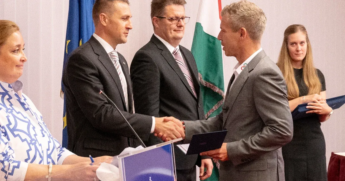 Deutsch Tamás és Magyar Péter is átvette európai parlamenti megbízólevelét, Dobrev Klára később fogja