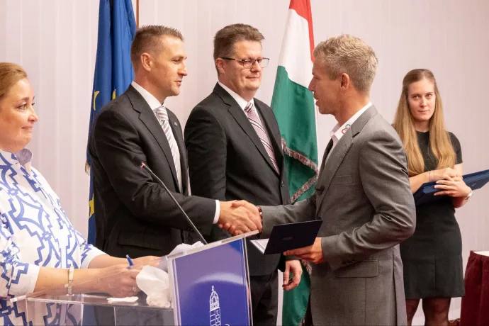 Deutsch Tamás és Magyar Péter is átvette európai parlamenti megbízólevelét, Dobrev Klára később fogja