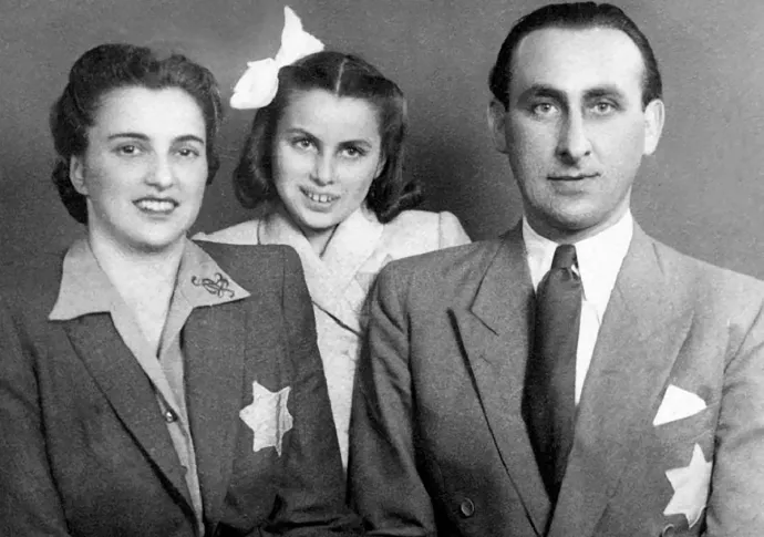 Marianna D. Birnbaum a szüleivel egy családi fotón – Fotó: Marianna D. Birnbaum: Emlékalbum 1944-ből
