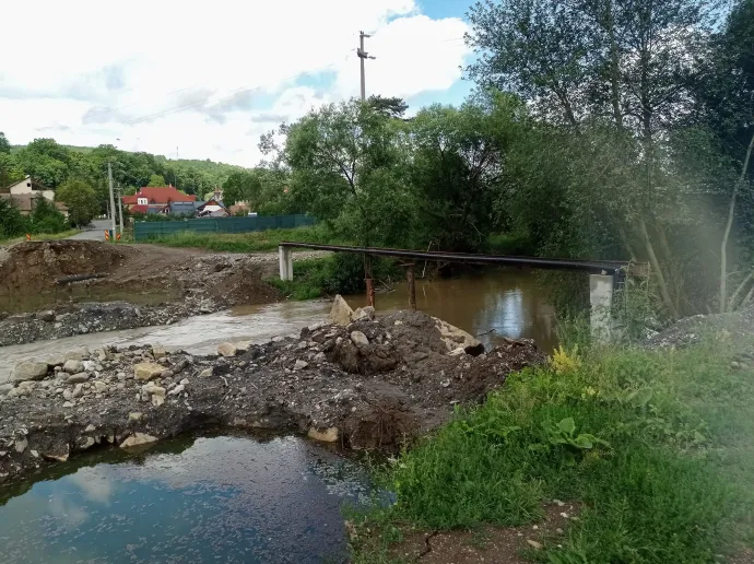 Az Olt folyó, ami fölött már csak a vasúti híd és a lebontott híd maradványa látható – Fotó: Tőkés Hunor / Transtelex