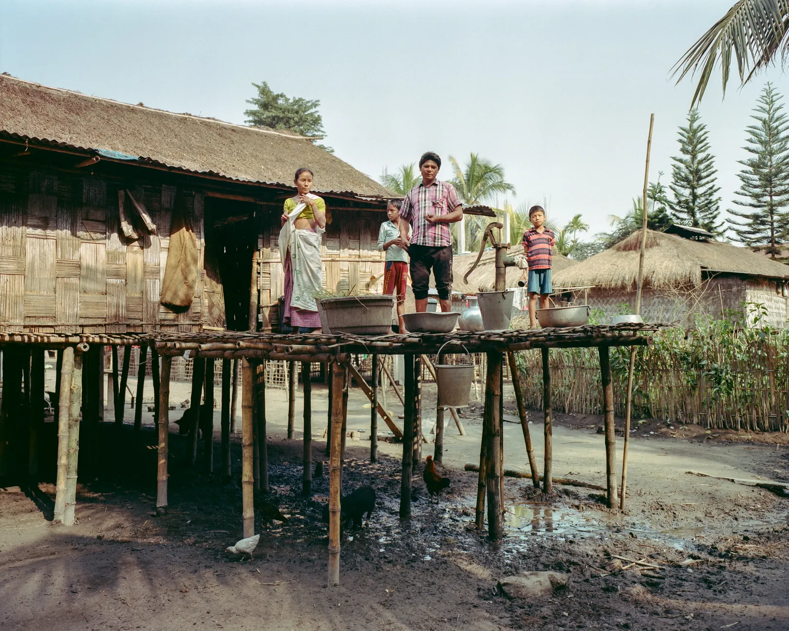 Karatipar, Majuli, India (2020). A hagyományok szerint megépített bambuszházak megvédik a helyieket az emelkedő vízszinttől árvíz idején. A Mishing törzs tagjai így alkalmazkodtak a kiszámíthatatlan folyó természetéhez – Fotó: Zoltai András