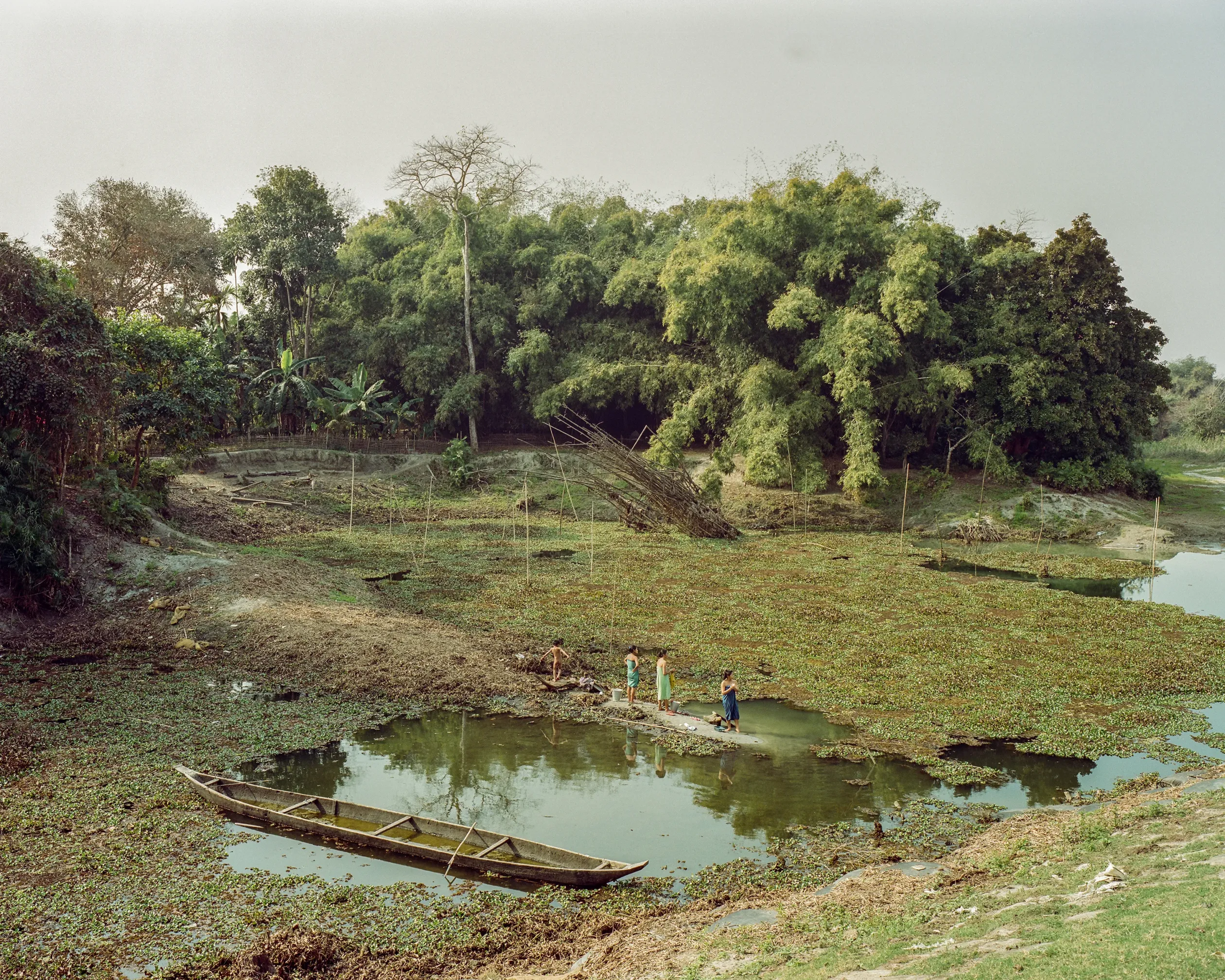 Karatipar, Majuli, India (2020). A szigetlakók hozzászoktak a víz állandó jelenlétéhez, ami meghatározza identitásukat. Mivel a sziget jelentős része gyakorlatilag ártéri, az utakat és a nagyobb településeket a gátakra vagy azok mentén építették. Az elárasztott területeket az adott évszaknak megfelelően használják – Fotó: Zoltai András