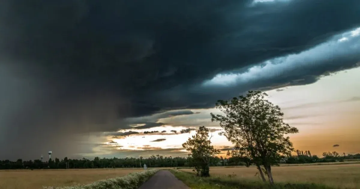 Kiadták a figyelmeztetéseket, visszatérnek a zivatarok