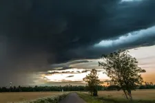 Kiadták a figyelmeztetéseket, visszatérnek a zivatarok