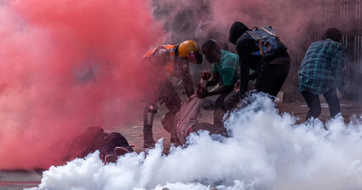 Legalább öt halott, égő parlament, éles lőszer: összecsapásokba torkollott az adóemelés Kenyában