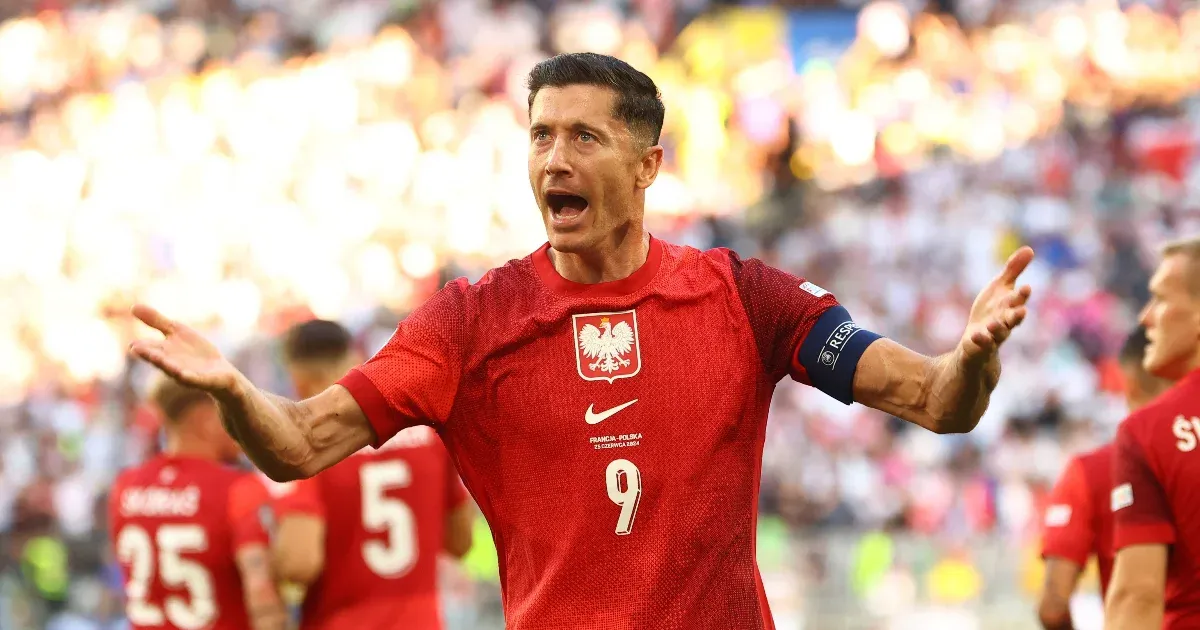 Lewandowski a semmiből mentette döntetlenre a lengyelek búcsúmeccsét