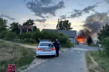 Mérgében nekiment barátja kocsijának egy nő, mindkét autó kigyulladt