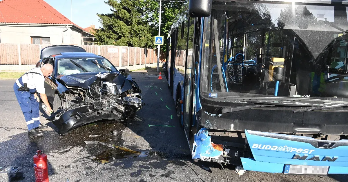 Busszal ütközött egy autó Kispesten, gyerekek is megsérültek a balesetben